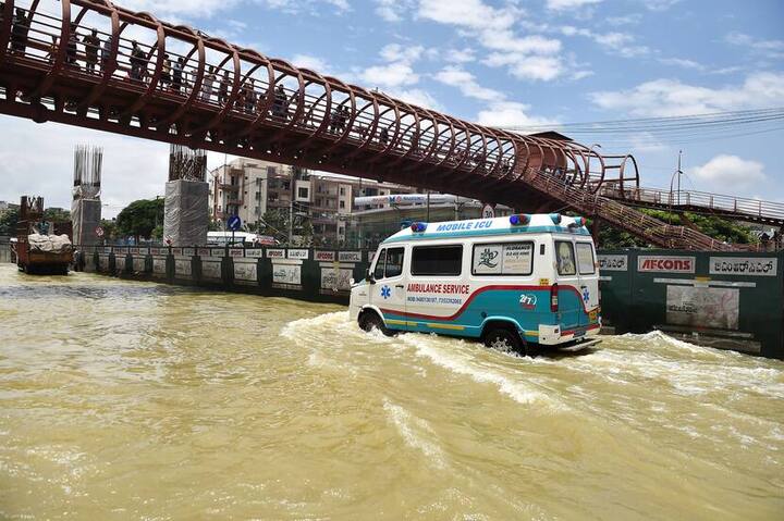 बेंगलुरु में सड़कें पूरी तरह जलमग्न हो चुकी है. तस्वीर में देख सकते हैं कि एम्बुलेंस कितनी मुश्किल से सड़कों पर जमा पानी में से होकर गुजर रही है.