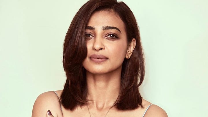 প্রথমে প্রথাগত পড়াশোনা শুরু করলেও বেশিদিন স্কুলে যাননি তিনি। বাড়িতেই চার বন্ধুর সঙ্গে পড়াশোনা চালিয়ে যেতে থাকেন তিনি।