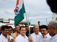 Bharat Jodo Yatra: हाथों में तिरंगा थाम राहुल गांधी ने शुरू की 'भारत जोड़ो यात्रा', देखें तस्वीरें
