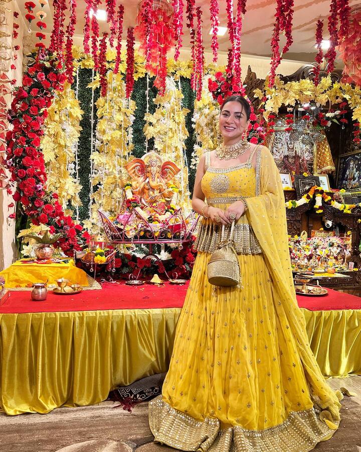 श्रद्धा आर्या ने अपने लुक को एक पोटली से पूरा किया. खूबसूरती को बढ़ाने के लिए उन्होंने ट्रेडिशनल ज्वेलरी भी पहनी.