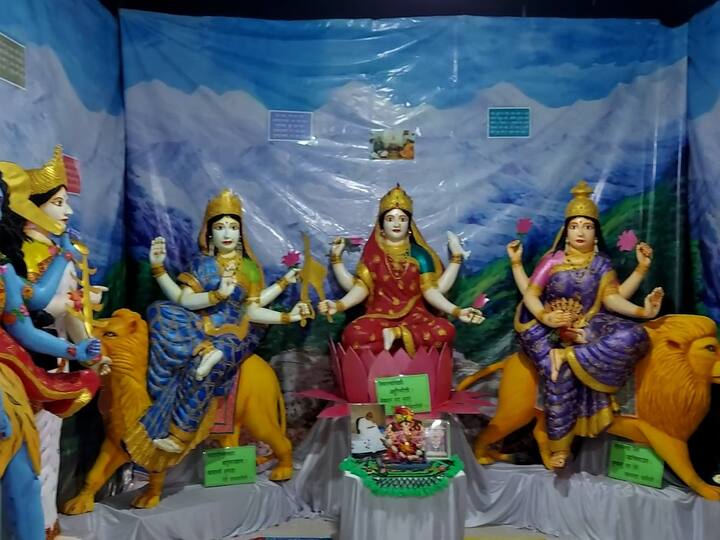 जालना येथे खाजगी शिकवणी घेणाऱ्या श्रीकांत चिंचखेडकर या शिक्षकाने दरवर्षी प्रमाणे याही वर्षी लाडक्या बाप्पाचा पर्यावरण पूरक असा देखावा सादर केला आहे.