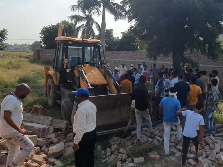 Meerut Municipal Corporation bulldozer on illegal constructions on pond, 13 houses demolished up ann Meerut News: मेरठ नगर निगम ने तालाब पर हुए अवैध निर्माणों पर चलाया बुलडोजर, महिलाओं ने जमकर किया हंगामा