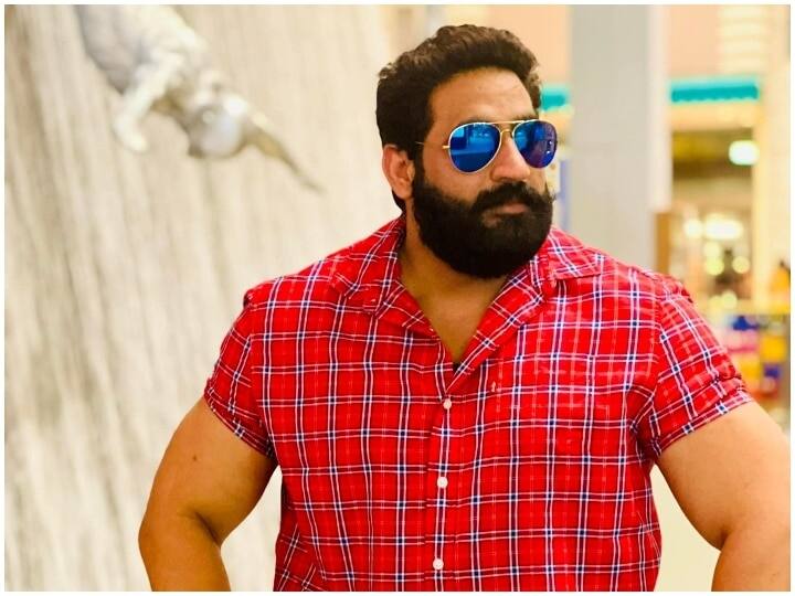 Delhi court issues non bailable warrant against bobby Kataria for smoking on plane Bobby Kataria News: यूट्यूबर बॉबी कटारिया की मुश्किलें बढ़ी, दिल्ली की कोर्ट ने जारी किया गैर जमानती वारंट