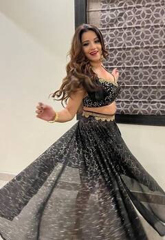 In Pics : मोनालिसाकडून हॉटनेसच्या सीमा पार; ब्लॅक ड्रेसवरील फोटो व्हायरल