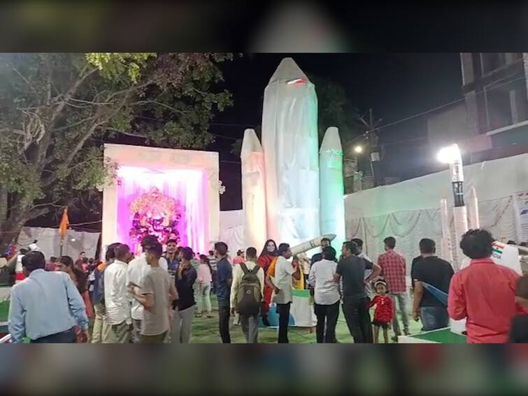 maharashtra jalgaon news Ganesh Chaturthi 2022 Ganpati Mandal made a replica of ISTRO in Jalgaon marathi news Ganesh Chaturthi 2022 : जळगावात गणपती मंडळाने साकारली चक्क इस्त्रोची प्रतिकृती; उभारला विज्ञाननगरी देखावा
