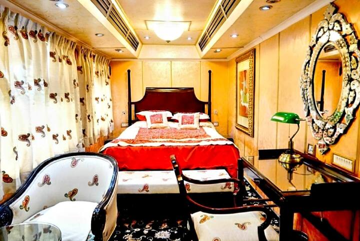 इंडिया में पैलेस ऑन व्हील्स के अलावा दूसरे राज्य भी इस तरह की लग्जरी ट्रेन ऑपरेट करते हैं. इंडियन रेलवे के साथ मिलकर चलाई जाने वाली इन ट्रेनों में किराया 15 लाख रुपए तक हैं. हालांकि, किराया, सीटिंग अरेंजमेंट और रूट में समय-समय पर बदलाव भी होता रहता है.