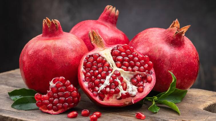 Pomegranate for Health : Not only the benefits of eating pomegranate, but also the harm, know how effective it is for health Pomegranate for Health : ਅਨਾਰ ਖਾਣ ਦੇ ਫਾਇਦੇ ਹੀ ਨਹੀਂ ਨੁਕਸਾਨ ਵੀ, ਜਾਣੋ ਸਿਹਤ ਲਈ ਕਿੰਨਾ ਅਸਰਦਾਰ