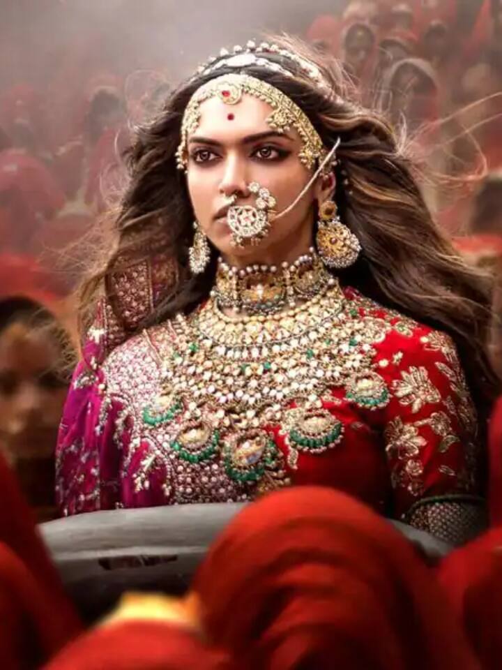 रणवीर सिंह, दीपिका पादुकोण और शाहिद कपूर स्टारर 'पद्मावत' (Padmavat) की रिलीज के समय काफी हंगामा हुआ था. फिल्म के पोस्टर्स तक जलाए गए थे. इसके बावजूद फिल्म ने बॉक्स ऑफिस पर रिपोर्ट्स के मुताबिक, 302.15 करोड़ रुपये की कमाई की थी.