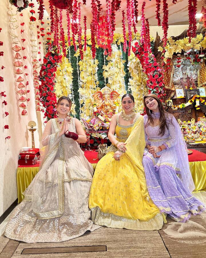 श्रद्धा आर्या ने अपनी सेलिब्रिटी फ्रेंड्स के साथ गणेश चतुर्थी का जश्न मनाते हुए नजर आईं, जिसकी तस्वीरें सामने आई हैं.