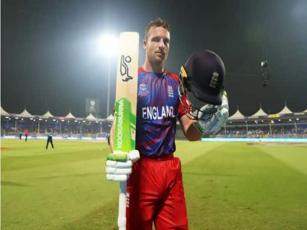 ইংল্যান্ডের বিধ্বংসী উইকেট কিপার ব্যাটার ও সীমিত ওভারের ফর্ম্যাটে অধিনায়ক জস বাটলার টি-টােয়েন্টি বিশ্বকাপে ২১ ম্যাচ খেলে ৫৭৪ রান করেছেন ১৪৪.৫৮ স্ট্রাইক রেটে।