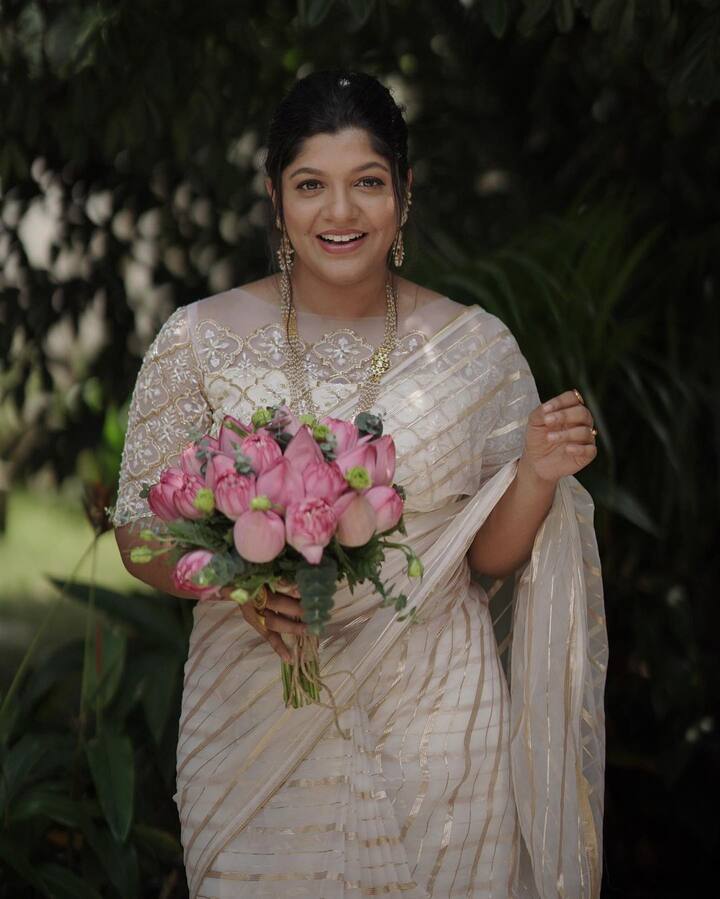அள்ளி சிந்தும் அழகின் துளிகள்