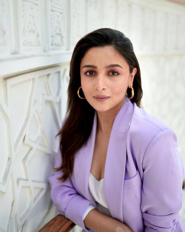'ब्रह्मास्त्र' के प्रमोशन के दौरान आलिया का मैटरनिटी फैशन भी काफी आई-कैचिंग है. अब वह जींस के साथ एक लैवेंडर जैकेट में नजर आई हैं, जो उन पर काफी जंच रहा है.