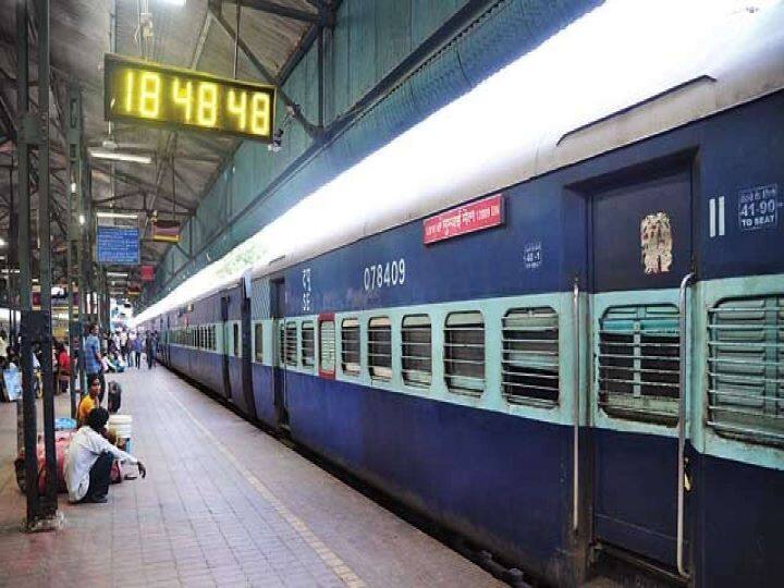 एक्‍सप्रेस ट्रेनों के यात्रियों को ट्रेन लेट होने पर खाने-पीने की पूरी सुविधा उपलब्‍ध कराई जाती है. बहुत कम यात्रियों को पता रहता है, लेकिन रेलवे नियमों में यात्रियों को कुछ अधिकार दिए हैं, जिनका फायदा आपको भी उठाना चाहिए. इसका लाभ तभी मिलेगा जब आपकी ट्रेन रेलवे की अवधि से ज्‍यादा लेट होगी.