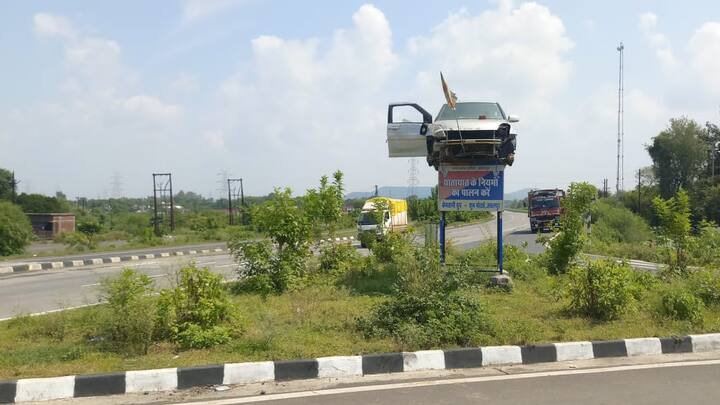 Jabalpue News: सड़क पर गाड़ी चलाते समय थोड़ी सी चूक या लापरवाही बड़े हादसे का कारण बन सकती है. हकीकत ये है कि रोड सेफ्टी नियमों की बात तो सब करते हैं,लेकिन उसका पालन करने में अक्सर लापरवाही बरती जाती है. इसी बीच सड़क दुर्घटना के प्रति सचेत करने के लिए जबलपुर (Jabalpur) में यातायात पुलिस (Traffic Police) द्वारा बनाया गया एक मॉडल सोशल मीडिया (Social Media) में चर्चा का विषय बना हुआ.चलिए जानते है कि जबलपुर की ट्रैफिक पुलिस ने ऐसा क्या किया है,जिसकी इतनी चर्चा हो रही है.