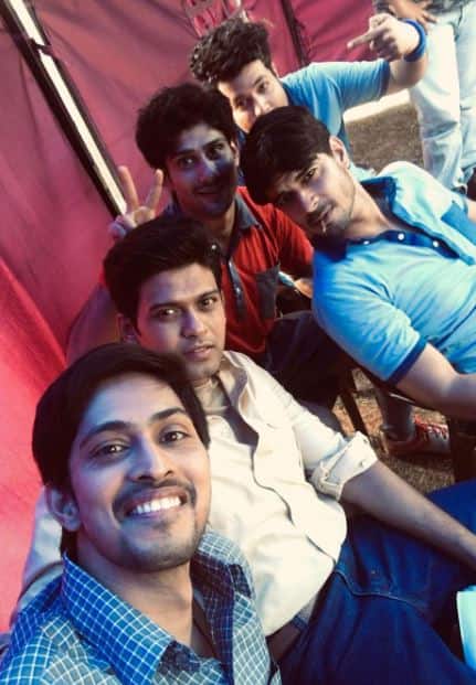 इस अवसर पर, ताहिर ने निर्देशक और उनके सह-अभिनेताओं के साथ कई पर्दे के पीछे की तस्वीरें साझा कीं. ऐसी ही एक तस्वीर में सुशांत भी नजर आए.