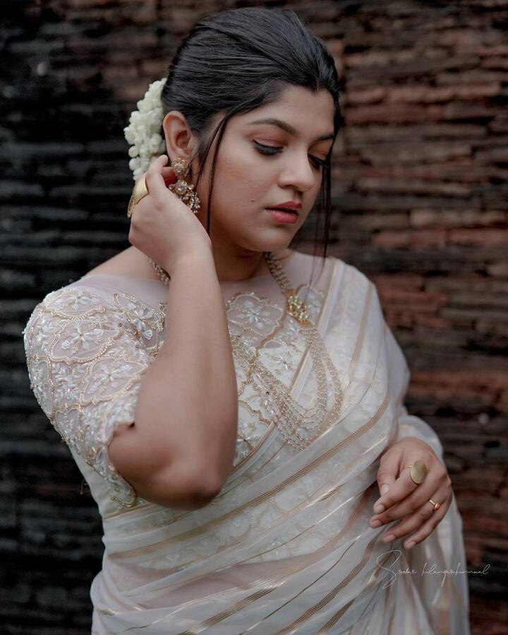 வசமில்லா மொழியில் இதயம் எதையோ உலரும்
