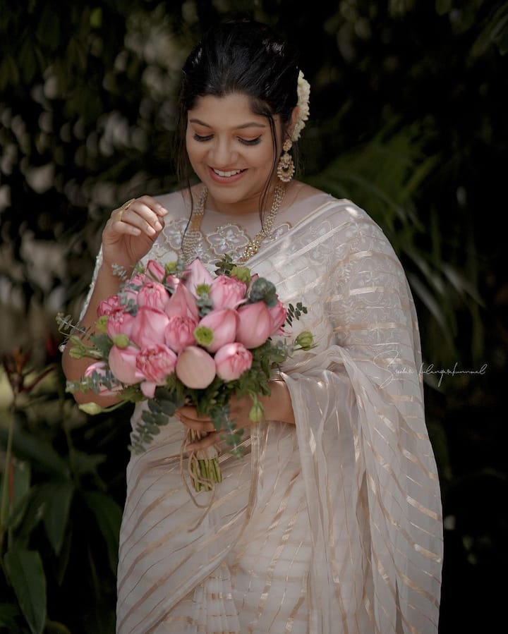 இல்லை அவளும் என்றே உணரும் நொடியில் இதயம் இருளும்