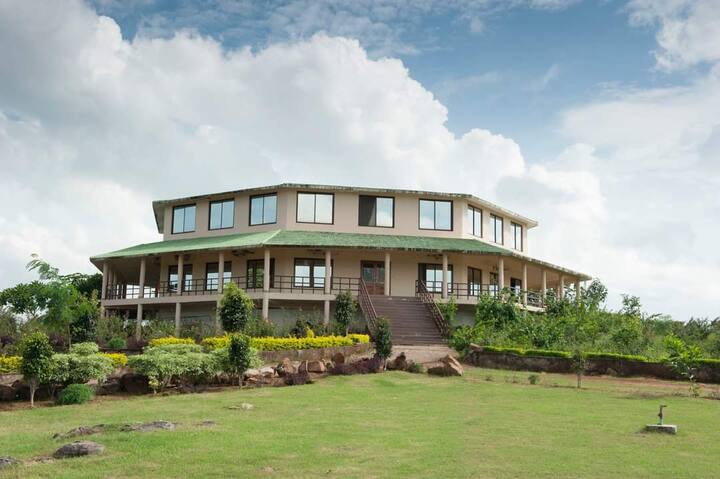 छत्तीसगढ़ में पर्यटन को बढ़ावा देने के लिए पिछली और वर्तमान सरकार ने प्रदेश के अलग-अलग जिलों में प्रसिद्ध पर्यटन स्थलों में करोड़ों रुपए की लागत से मोटल और रिसोर्ट और हॉटेल  बनाए हैं, लेकिन इतने रुपए खर्च करने के बावजूद इन मोटल और रिसॉर्ट और होटलों में खास फैसिलिटी नहीं होने की वजह से पर्यटकों के अभाव में सीजन के समय में भी सभी रिसोर्ट, होटल्स, और मोटल्स खाली पड़े रहते हैं, जिसे देखते हुए प्रदेश सरकार अब इन मोटल्स, रिसोर्ट को प्राइवेट एजेंसियों के हाथों सौंपने जा रही है.