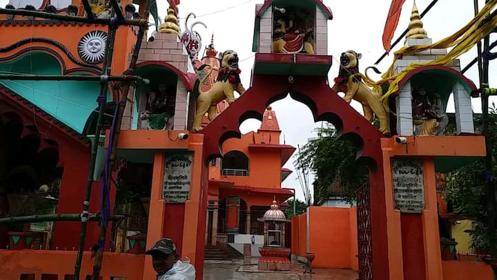 इस मंदिर में भक्तों की विशेष आस्था है. मान्यता है कि यहां मुराद मांगने वाला मां के दरबार से कभी खाली हाथ नहीं लौटता. शायद यही कारण है कि यहां बड़ी संख्या में श्रद्धालु पहुंचते हैं.