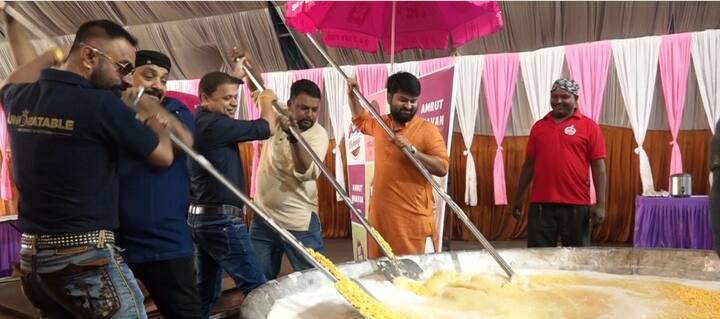 उपमुख्यमंत्र्यांसह विविध सामाजिक संघटनेच्या पदाधिकारी आणि नागरिकांनीही त्यांच्या या उपक्रमाला भेट देऊन शुभेच्छा दिल्या.