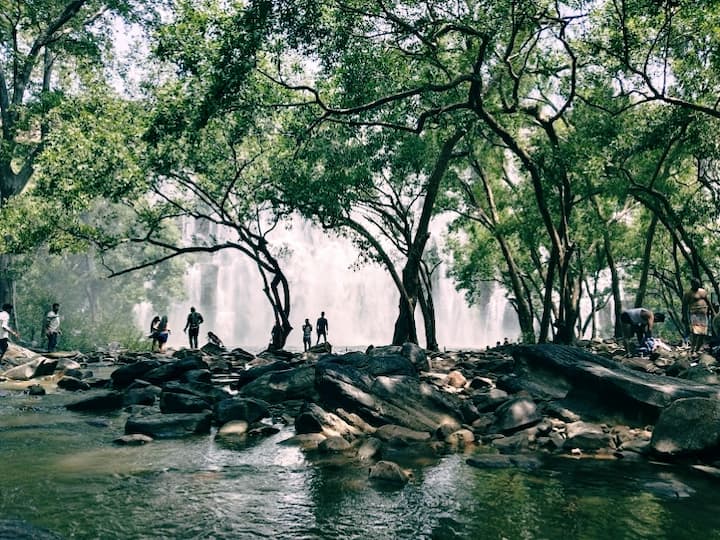 राजस्थान (Rajasthan) के बूंदी (Bundi) में यूं तो देखने के लिए सांस्कृतिक विरासत है लेकिन कुदरत ने छोटीकाशी बूंदी को प्राकृतिक रूप से भी काफी सुंदर बनाया है. ऐसे में राजस्थान सरकार ने बूंदी के इन प्राकृतिक विरासतों को संवारने के लिए महत्वपूर्ण कदम उठाया है. राज्य सरकार ने हाड़ौती और मेवाड़ के संगम पर मौजूद भीमलत की वादियों को नए आयाम देने के लिए लव कुश वाटिका निर्माण के प्रस्ताव को मंजूरी दे दी. दो करोड़ की लागत से यहां लव कुश वाटिका बनाई जाएगी और घूमने के लिए ट्रैक बनेंगे. सुंदर झरने के लिए वॉच टावर बनाया जाएगा ताकि इस प्राकृतिक भीमलत झरने को देखने के लिए पर्यटकों की संख्या बढ़ाई जा सके. इको टूरिज्म को बढ़ावा देने के लिए भीमलत में दो करोड़ रुपए की लागत से बनने वाली लव कुश वाटिका का निर्माण भी शुरू हो गया. जहां प्राकृतिक झरने के साथ-साथ प्राकृतिक निखार भी आने वाले दिनों में नजर आने लगेगा.