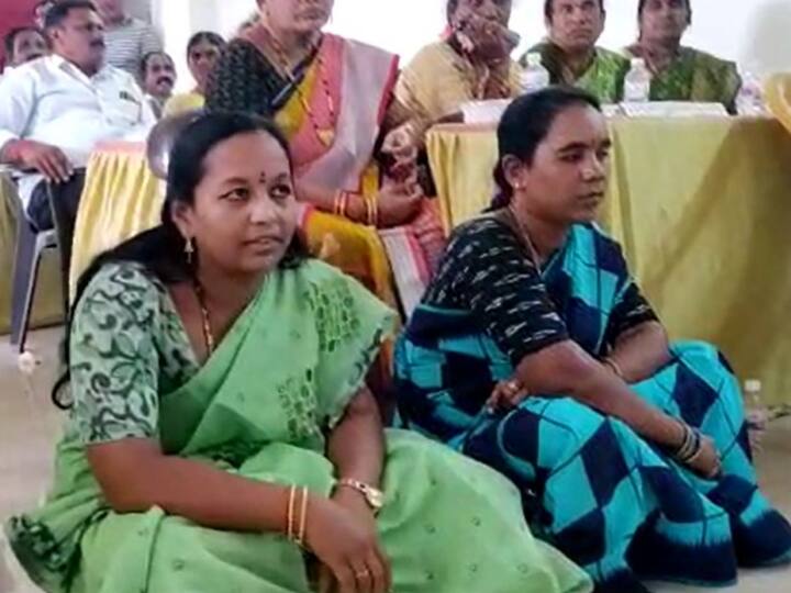 Rautulapudi mandal chairperson of Prathipadu constituency sat on the ground and protested against caste discrimination. YSRCP MPP :  మండలాధ్యక్షురాలికి తప్పని కుల వివక్ష-  నేలపై కూర్చుని నిరసన !