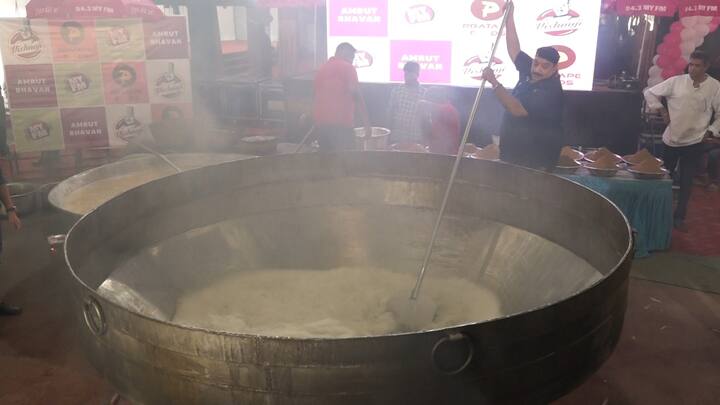 नुकतेच त्यांनी 75 प्रकारचे भात बनवत विश्वविक्रमाचा प्रयत्न केला होता. खवय्यांसाठी ते नेहमीच नव-नवीन प्रयोग करत असतात. यापूर्वी जागतिक अन्न दिनानिमित्त त्यांनी 500 किलोची खिचडी तयार केली होती.