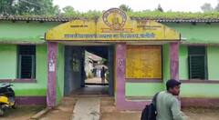 In Pics: किताबों पर नहीं छत पर टिकी रहती हैं छात्रों की नजरें, कहीं कोई हादसा न हो जाए, देखें तस्वीरें