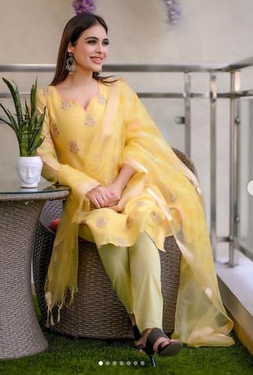 Neha Malik Pics: ਨੇਹਾ ਮਲਿਕ ਸੋਸ਼ਲ ਮੀਡੀਆ ਤੇ ਕਾਫੀ ਐਕਟਿਵ ਰਹਿੰਦੀ ਹੈ। ਹਾਲ ਹੀ ਚ ਉਨ੍ਹਾਂ ਨੇ ਆਪਣੇ ਇੰਸਟਾਗ੍ਰਾਮ ਅਕਾਊਂਟ ਤੇ ਇੱਕ ਤਸਵੀਰ ਸ਼ੇਅਰ ਕੀਤੀ ਹੈ। ਇਨ੍ਹਾਂ ਤਸਵੀਰਾਂ ਚ ਉਹ ਬੇਹੱਦ ਖੂਬਸੂਰਤ ਲੱਗ ਰਹੀ ਹੈ।