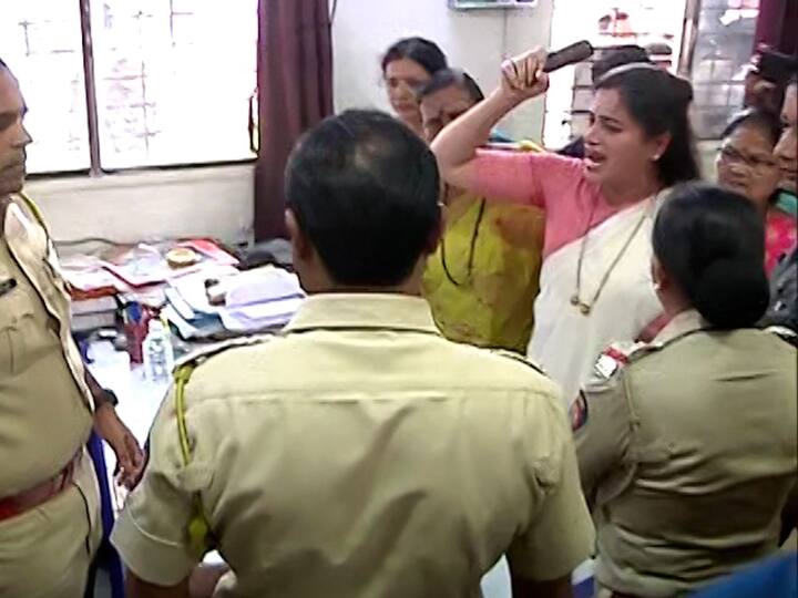 एका मुलीला पळवून आंतरधर्मीय विवाह केल्याचं प्रकरण समोर आल्यानंतर खासदार नवनीत राणा (Navneet Rana)  हिंदू संघटनेच्या कार्यकर्त्यांसह थेट राजापेठ पोलीस ठाण्यात दाखल झाल्या आणि मुलीला समोर आणण्याची मागणी केली