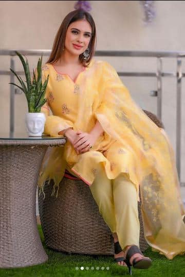 ਨੇਹਾ ਮਲਿਕ ਨੇ ਹਾਲ ਹੀ 'ਚ ਆਪਣੇ ਇੰਸਟਾਗ੍ਰਾਮ ਅਕਾਊਂਟ 'ਤੇ ਕੁਝ ਤਸਵੀਰਾਂ ਸ਼ੇਅਰ ਕੀਤੀਆਂ ਹਨ। ਇਨ੍ਹਾਂ ਤਸਵੀਰਾਂ 'ਚ ਉਸ ਨੇ ਐਥਨਿਕ ਆਊਟਫਿਟ ਪਾਇਆ ਹੋਇਆ ਹੈ। ਜਿਸ 'ਚ ਉਹ ਬੇਹੱਦ ਖੂਬਸੂਰਤ ਲੱਗ ਰਹੀ ਹੈ
