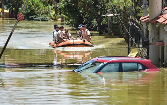 বানভাসি বেঙ্গালুরু, যাতায়াতে ভরসা ট্রাক্টর