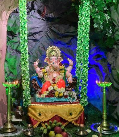 बाप्पापुढं आकर्षक देखावा