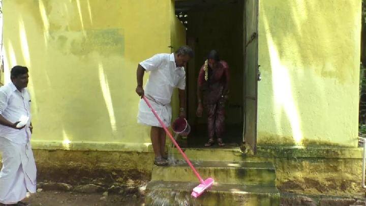MLA cleaned the toilet while visiting a government girls' school in Dharmapuri அரசு மகளிர் பள்ளியில் கழிவறையை தூய்மை செய்த தருமபுரி எம்எல்ஏ