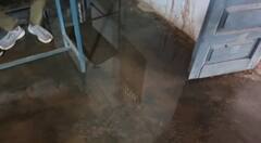 In Pics: किताबों पर नहीं छत पर टिकी रहती हैं छात्रों की नजरें, कहीं कोई हादसा न हो जाए, देखें तस्वीरें