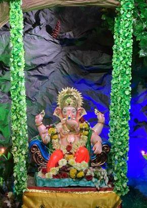 बाप्पापुढं आकर्षक सजावट