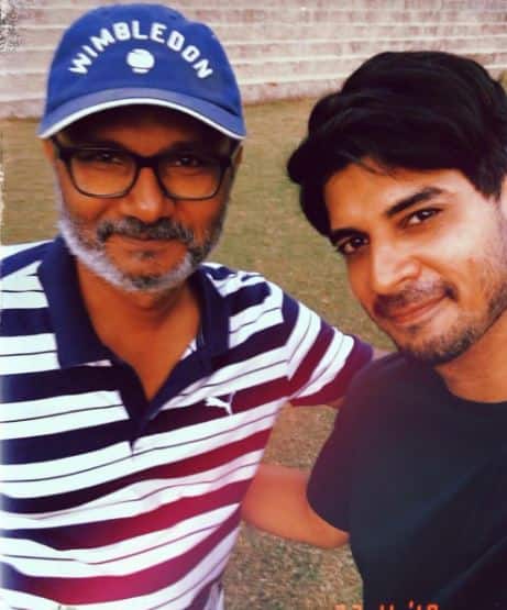 ताहिर द्वारा शेयर की गई तस्वीरों में से एक फोटो में ताहिर सुशांत के साथ नजर आ रहे हैं. दोनों अभिनेता कैमरे के लिए पोज करते दिख रहे हैं.