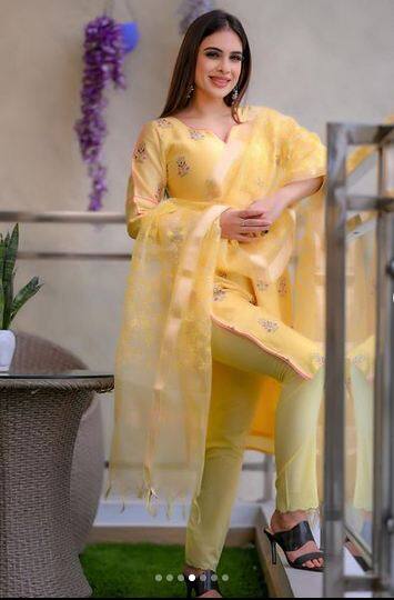 ਨੇਹਾ ਮਲਿਕ ਨੇ ਆਪਣੇ ਨਵੇਂ ਫੋਟੋਸ਼ੂਟ ਨਾਲ ਪ੍ਰਸ਼ੰਸਕਾਂ ਦੇ ਦਿਲਾਂ ਦੀ ਧੜਕਣ ਵਧਾ ਦਿੱਤੀ ਹੈ। ਹੁਣ ਫਿਰ ਤੋਂ ਨੇਹਾ ਦੇ ਨਵੇਂ ਫੋਟੋਸ਼ੂਟ ਨੇ ਪ੍ਰਸ਼ੰਸਕਾਂ ਨੂੰ ਹੈਰਾਨ ਕਰ ਦਿੱਤਾ ਹੈ।