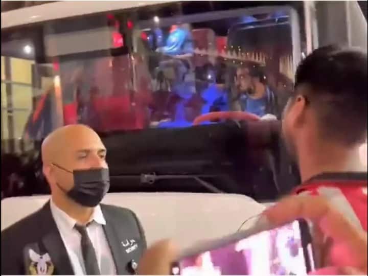 Asia Cup 2022 India vs Pakistan Arshdeep Singh Viral Video Arshdeep Singh Abused By Fan Video Arshdeep Singh Stops After Being Called 'Gaddar' By Fan, Video Goes Viral
