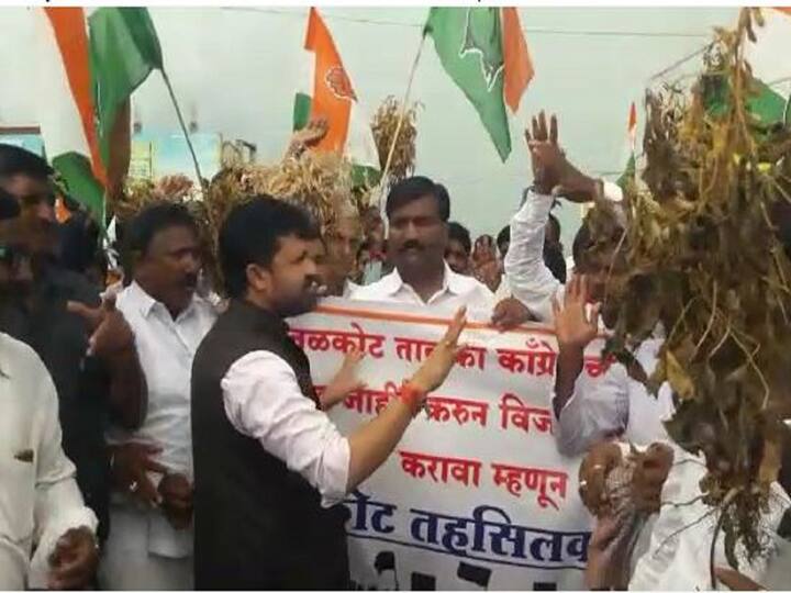 Latur Farmers news Congress agitation for various demands of farmers Latur Congress Agitation : राष्ट्रावादीच्या आमदारासमोर काँग्रेस कार्यकर्ते आक्रमक, शेतकरी समस्येचा वाचला पाढा, आमदाराचा काढता पाय