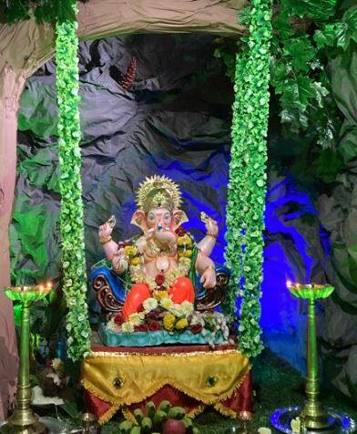 अंबोलीत गणपती बाप्पापुढं आकर्षक सजावट