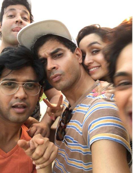 एक अन्य तस्वीर में श्रद्धा कपूर भी लड़कों के गैंग के साथ नजर आ रही हैं. इन फोटोज को शेयर करते हुए भसीन ने एक नोट भी लिखा.