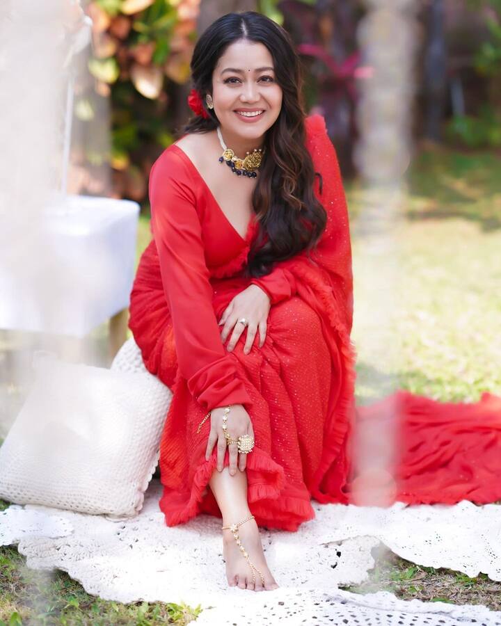 महज चार साल की उम्र से नेहा कक्कड़ ने भजन गाना शुरू कर दिया था. इतना ही नहीं उन्होंने 16 साल की उम्र तक भजन गाए थे. मीडिया रिपोर्ट्स की मानें तो वो एक दिन में चार से पांच जागरण करती थीं.
