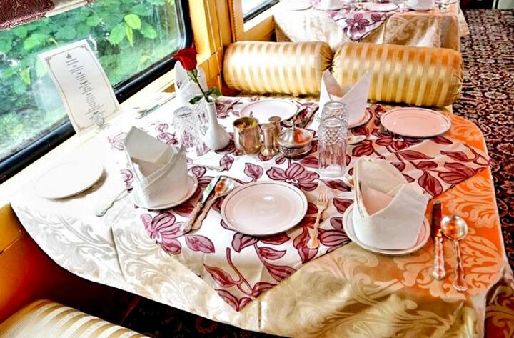 इस ट्रेन के स्टॉपेज में भी बढ़ोतरी की योजना है. ट्रेन को निर्धारित हर बुधवार को दिल्ली से चलेगी और जयपुर, सवाई माधोपुर, चित्तौड़गढ़, उदयपुर, जैसलमेर, जोधपुर, भरतपुर और आगरा में पर्यटकों के लिए रूकेगी और वहां के प्रमुख पर्यटन स्थलों को घुमाएगी.