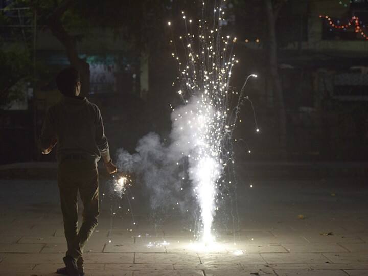 Diwali Firecrackers can harm skin eyes take precautions Diwali Celebration: स्किन, आंखों को नुकसान पहुंचा सकते हैं पटाखे, ऐसे बरतें सावधानी