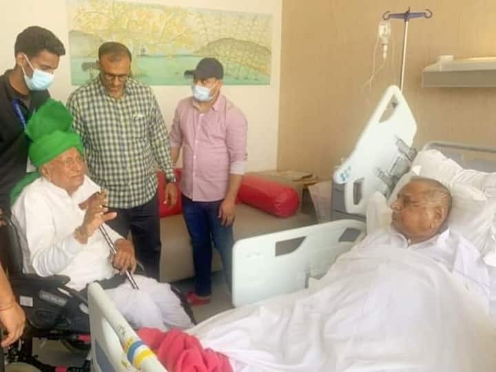 Om Prakash Chautala meet Samajwadi Party leader Mulayam Singh Yadav in Gurugram Medanta Hospital after CM Nitish Kumar UP Politics: अस्पताल में नीतीश कुमार के बाद अब मुलायम सिंह यादव से मिले ओमप्रकाश चौटाला, तस्वीरों से मची खलबली