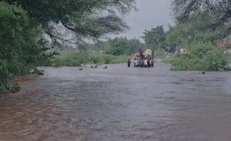 Baramati Rain : बारामतीच्या पश्चिम भागात ढगफुटी सदृश पाऊस, वाहतुकीवर परिणाम, शेती पिकांचं नुकसान होण्याची शक्यता 