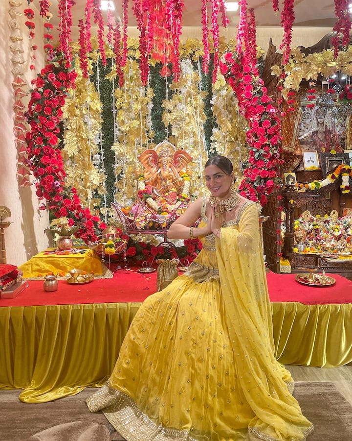 इन दिनों गणेशोत्सव का जश्न मनाया जा रहा है. ऐसे में टीवी की हसीना श्रद्धा आर्या पीछे कैसे रह सकती हैं.