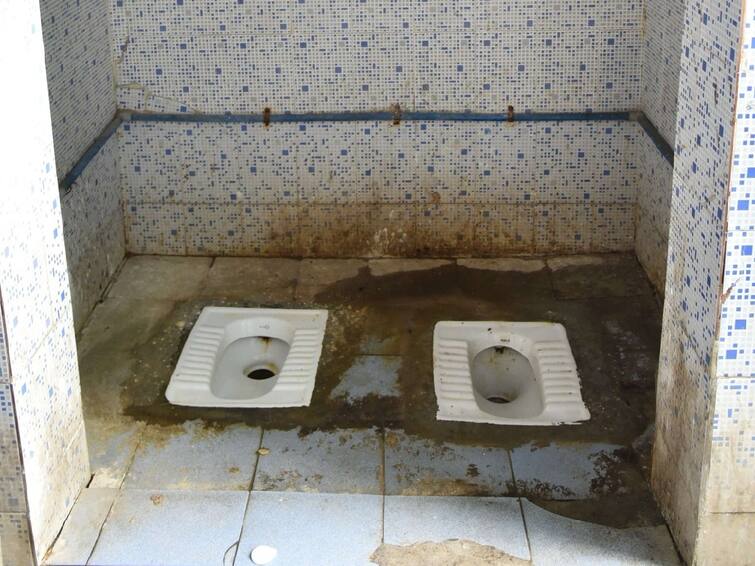 Controversy over two toilets built in the same room without doors in Coimbatore TNN கோவையில் ஒரே அறையில் கதவின்றி கட்டப்பட்ட 2 கழிவறைகள் - நெட்டிசன்கள் விமர்சனம்