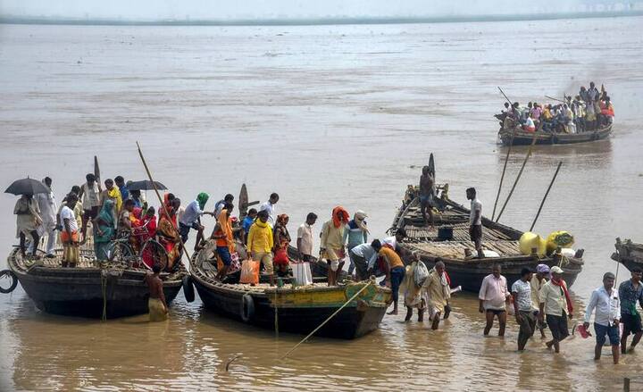 बिहार के कटिहार में भी बाढ़ जैसे हालात बन गए हैं. यहां भी बारिश की वजह से नदियां में उफान पर हैं और गांव में पानी घुसने लगा है. हालात ऐसे हो गए हैं कि लोगों को नाव का सहारा लेना पड़ रहा है. कटिहार के ज्यादातर ब्लॉक में कमोबेश यही मंजर देखने को मिल रहा है.